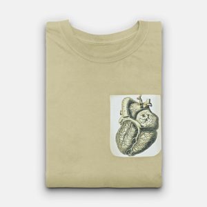 Camiseta bolsillo corazón arena